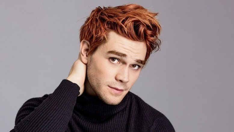 Ator de 'Riverdale' gera polêmica ao beber café com leite materno da esposa: 'Eu amo'