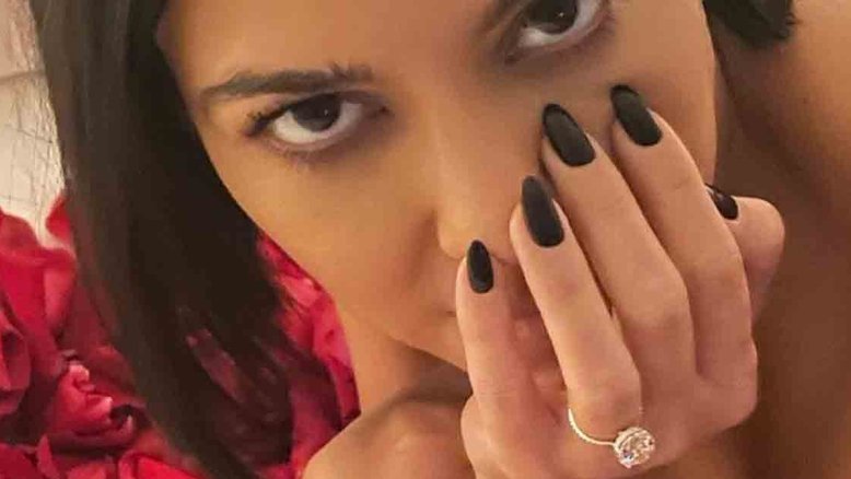 Kourtney Kardashian mostra aliança de US$ 1 milhão