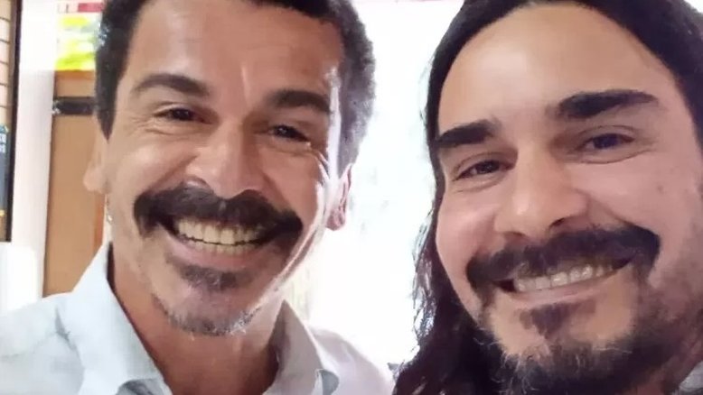 Irmão de André Gonçalves impressiona pela semelhança em clique raro: 'Genética'