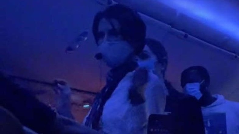Vídeo: Mulher tenta falar sobre "verdadeira origem" da pandemia em voo nos EUA