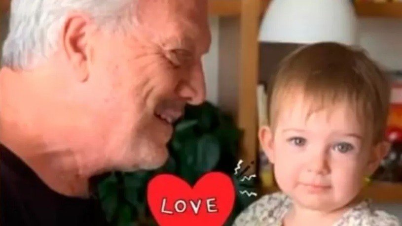 Pedro Bial aparece em clique raro com a filha caçula, Dora