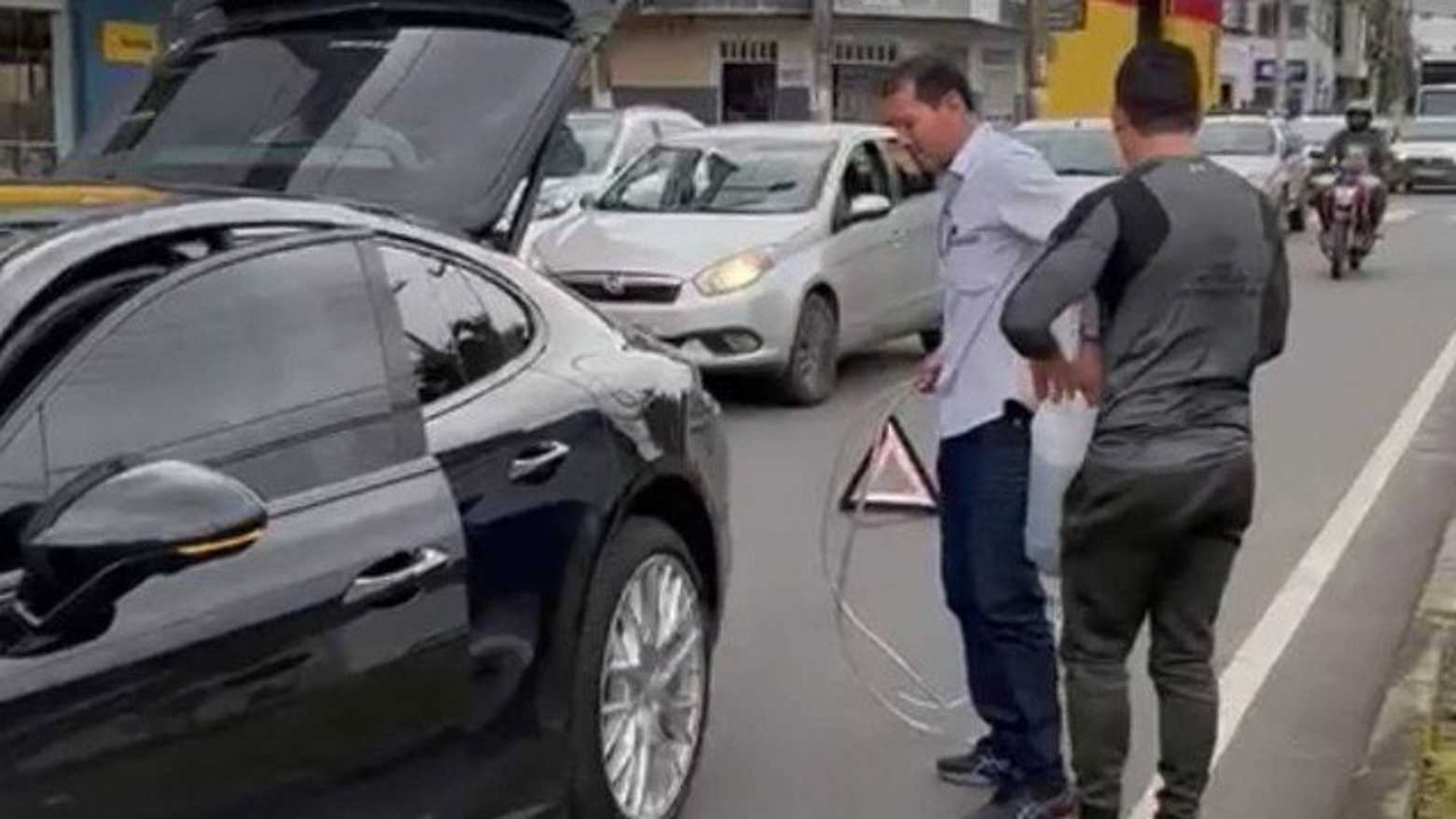 Vídeo: Sem gasolina, Porsche de empresário atrapalha trânsito em MG