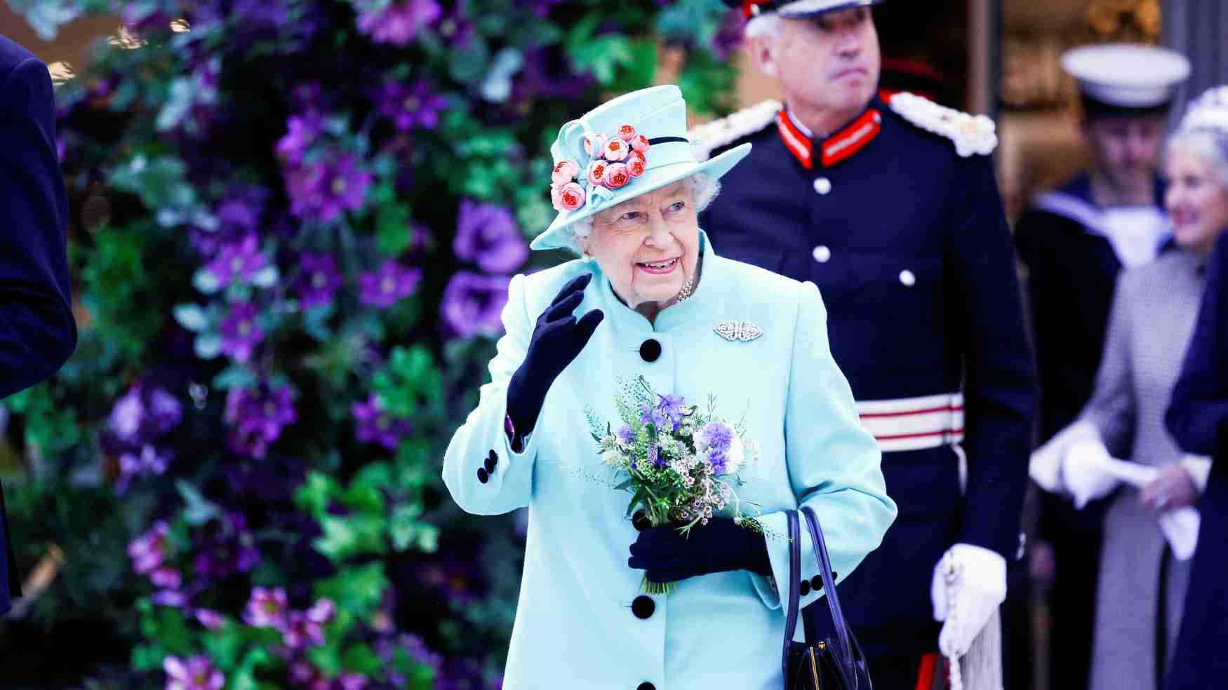 Aos 95 anos, rainha Elizabeth é proibida por médicos de beber álcool todos os dias