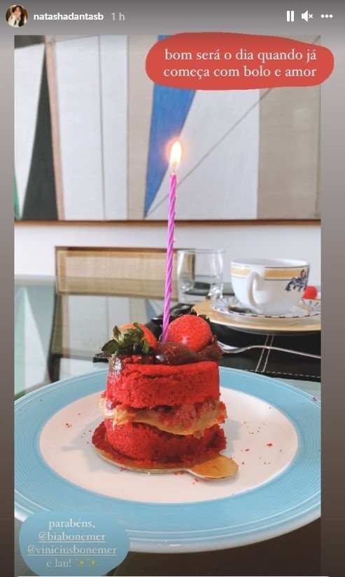 Esposa de William Bonner faz bolo para celebrar aniversário dos enteados