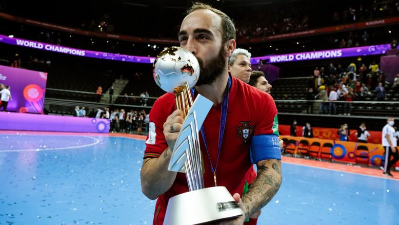 'É o melhor momento da minha carreira', diz Ricardinho após conquistar a Copa do Mundo de Futsal