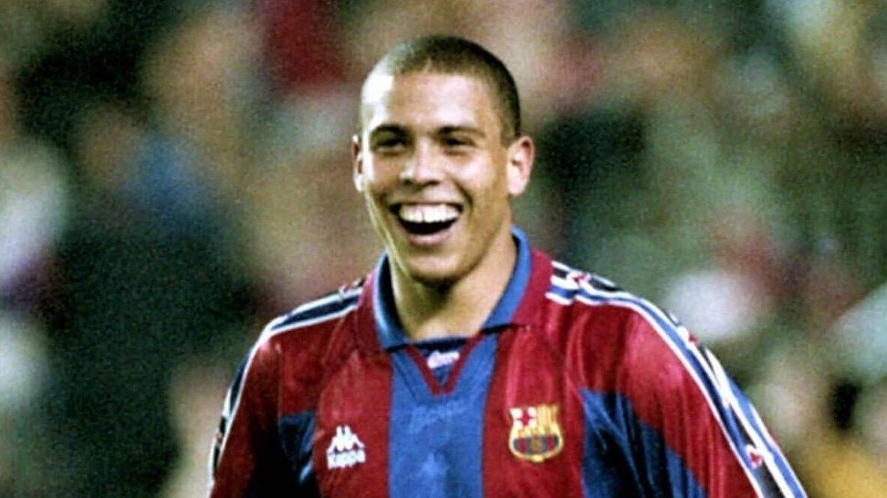 Ex-presidente do Barcelona diz ter se disfarçado de camareiro para contratar Ronaldo