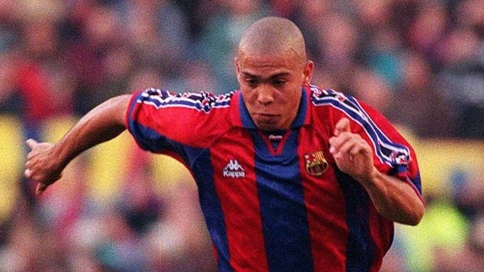 Ex-presidente do Barcelona diz ter se disfarçado de camareiro para contratar Ronaldo