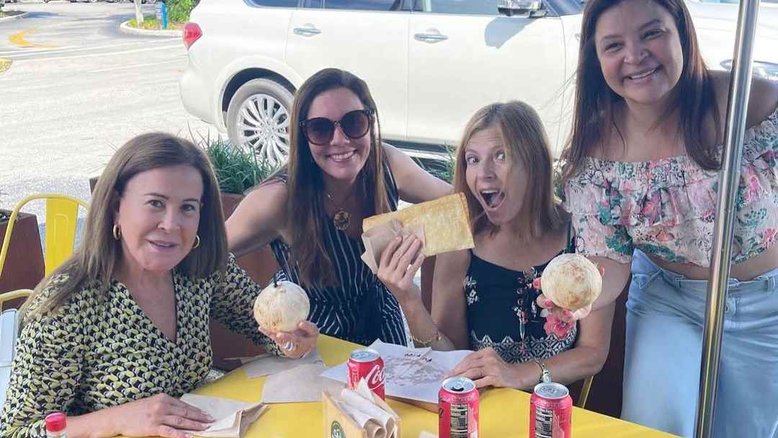 Zilu posa com ex de Gugu nos Estados Unidos comendo pastel