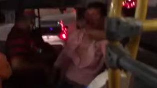 Vídeo: Lutadora de Muay Thai sofre importunação sexual em ônibus lotado e imobiliza abusador