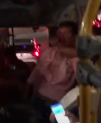 Vídeo: Lutadora de Muay Thai sofre importunação sexual em ônibus lotado e imobiliza abusador