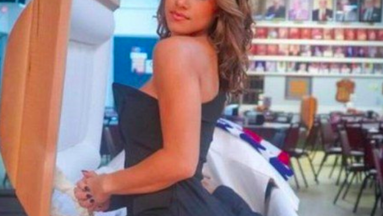 Blogueira recebe críticas por tirar fotos sexy em frente ao caixão no velório do pai