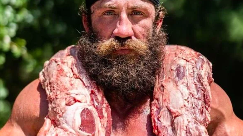 Homem adota estilo de vida exótico e passa a comer testículo cru de animais