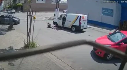 Vídeo: Mulher tem carro roubado, quase é atropelada e fica ferida