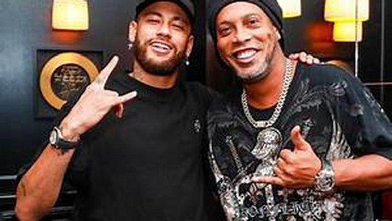 Ronaldinho se diverte com Neymar durante encontro em Paris: ‘Parceiro’