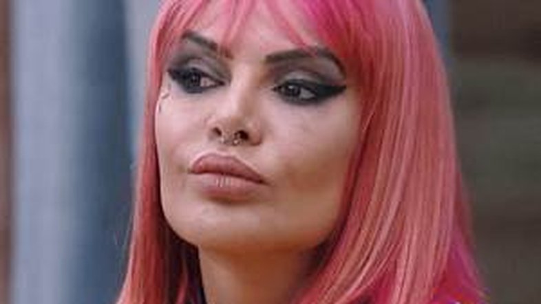 Com menstruação atrasada, Valentina levanta suspeita de gravidez em 'A Fazenda'