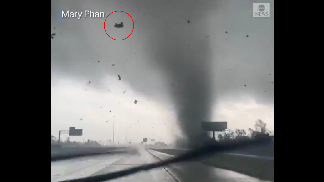Vídeo: Tornado arremessa veículo pelo ar em rodovia nos Estados Unidos