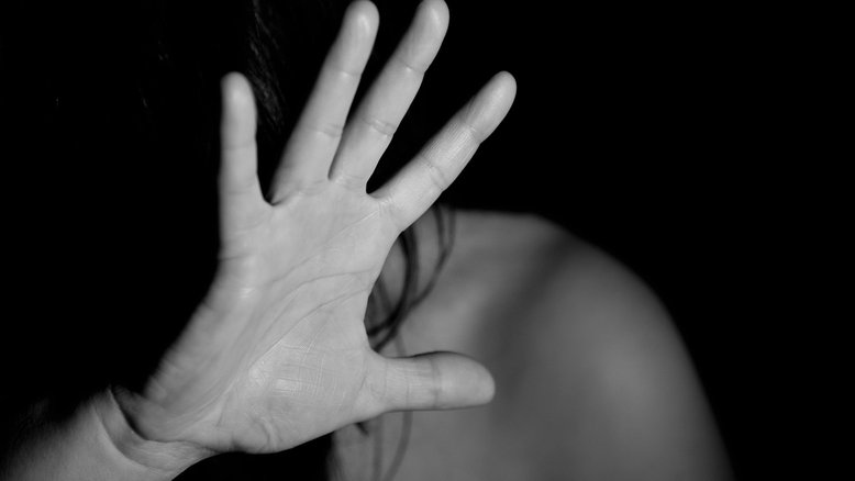 Mãe de grávida de 11 anos estuprada pelo 'vodrasto' não quer que a menina aborte