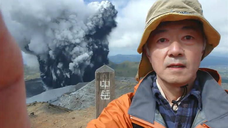 Turista faz selfie em frente a vulcão em erupção no Japão