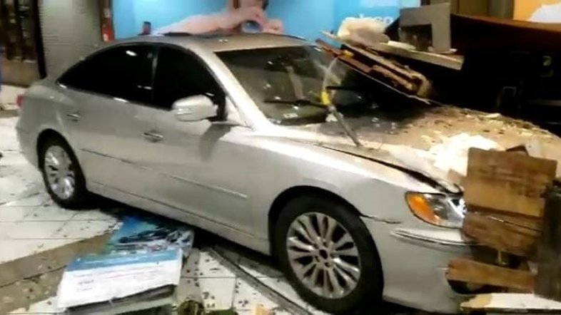 Vídeo: homem invade shopping com carro e destrói lojas em SC