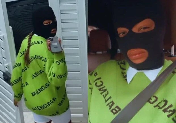 Ludmilla sai de casa com touca ninja: 