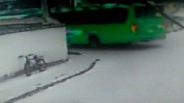 Passageira morre após cair de ônibus com porta aberta no Rio de Janeiro