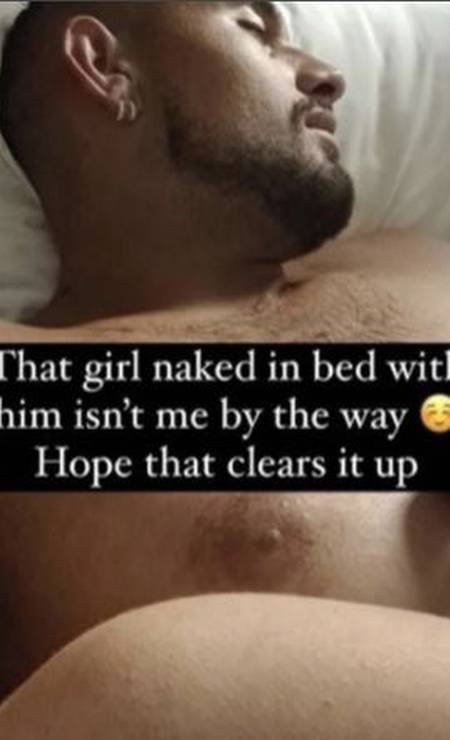 Namorada de tenista australiano publica foto dele na cama com outra mulher