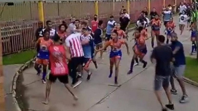 Duque de Caxias diz que soco de torcedor embriagado gerou briga no Carioca feminino