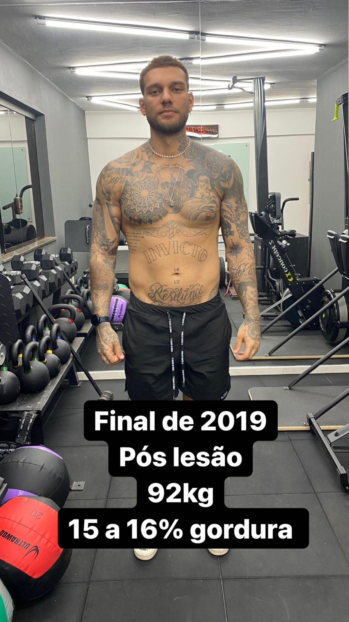 Lucas Lucco mostra mudanças no corpo oito meses após lesão no peitoral