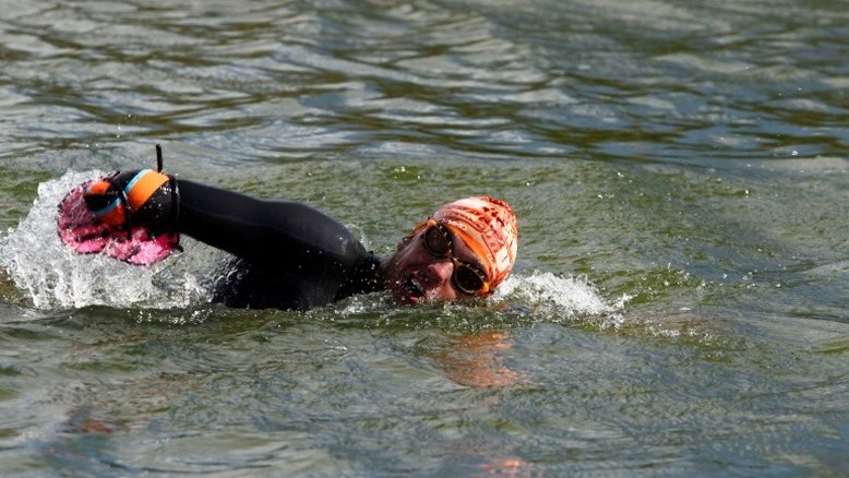 Nadador paralímpico francês completa travessia de 122 km no lago Titicaca