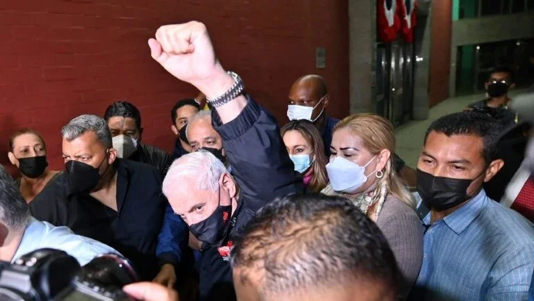 Ex-presidente do Panamá é inocentado em caso de espionagem de opositores