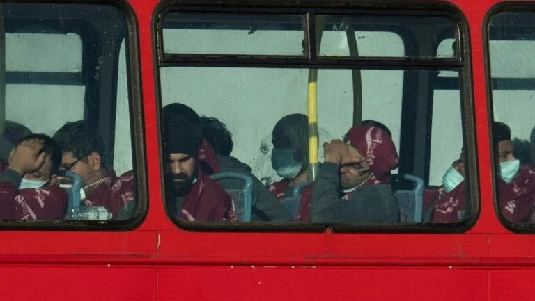 Migrantes relatam a perigosa travessia do Canal da Mancha ao chegarem ao Reino Unido