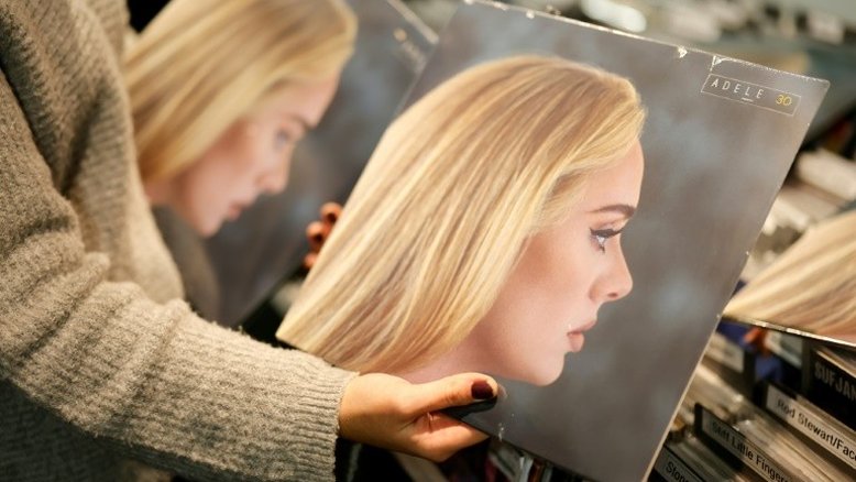 Álbum '30' de Adele bate mais um recorde