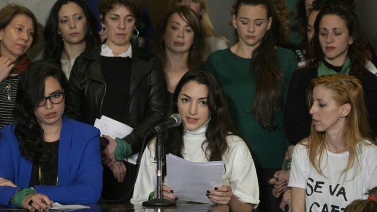 Julgamento de ator argentino acusado de estuprar a atriz Thelma Fardín começa no Brasil