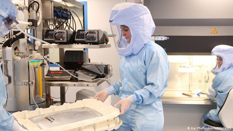 Farmacêuticas correm para adaptar vacinas contra ômicron