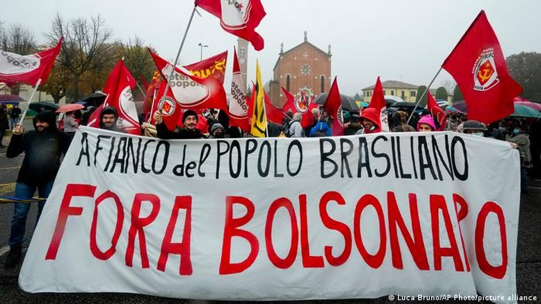 Vídeo: Protesto contra Bolsonaro tem confusão em Pádua, na Itália