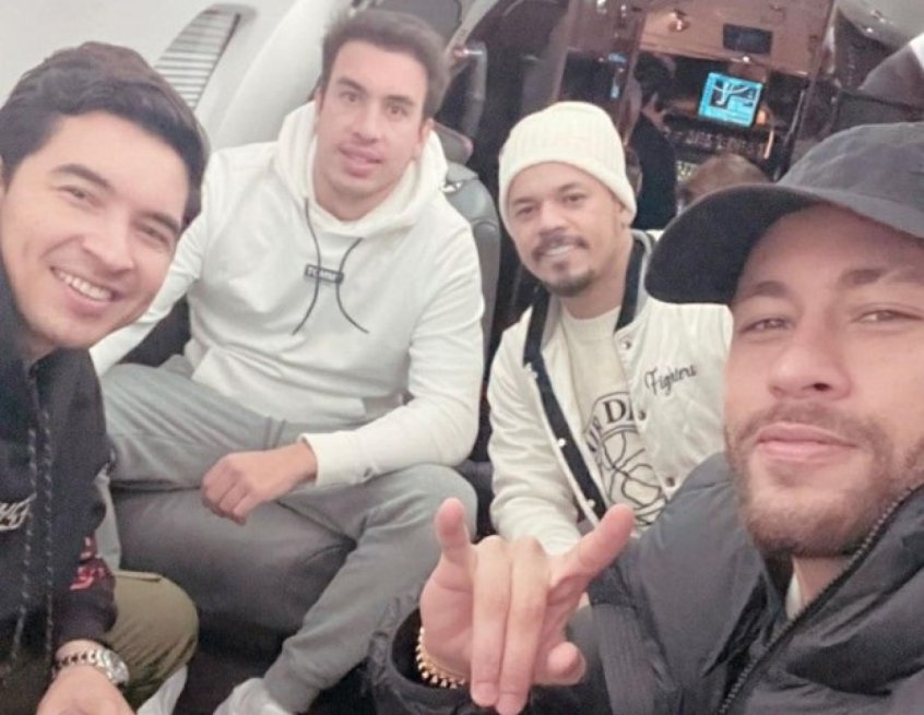 Neymar volta ao Brasil e promove festa de 'Halloween' com presença de ex-affair