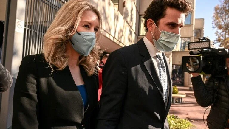 Fundadora da Theranos acusa ex-namorado e sócio de abusos sexuais