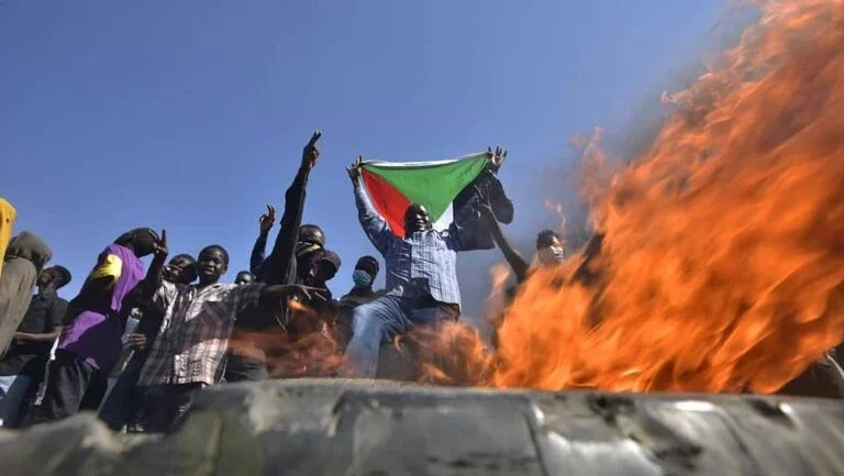 Seis manifestantes mortos e diretor da Al-Jazeera detido no Sudão