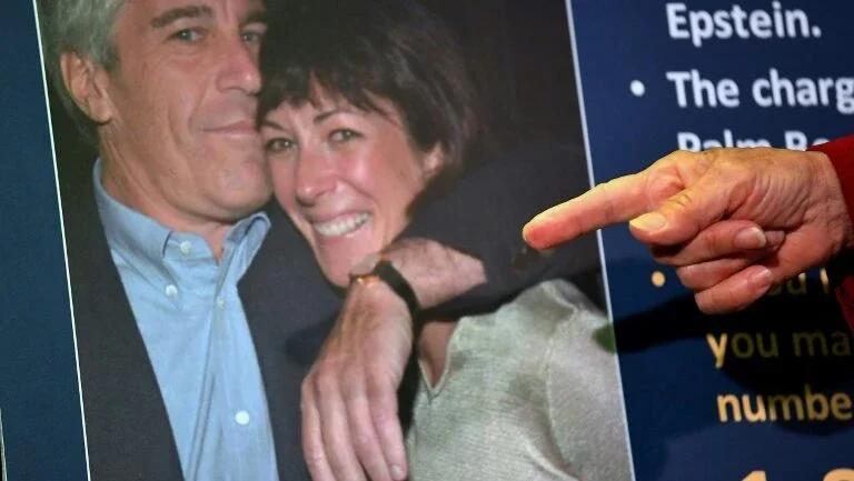 Testemunha afirma que Maxwell esteve presente durante abusos sexuais de Epstein
