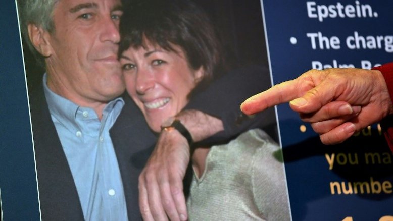 Testemunha afirma que Maxwell esteve presente durante abusos sexuais de Epstein