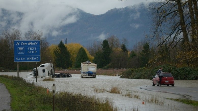 Buscas e evacuações continuam no oeste do Canadá após inundações