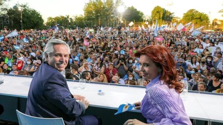 Eleições argentinas deixam Congresso polarizado e lançam um ultraliberal