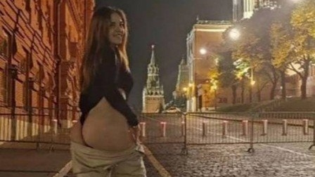 Rússia: Atriz pornô é detida após posar com fio-dental diante do Kremlin
