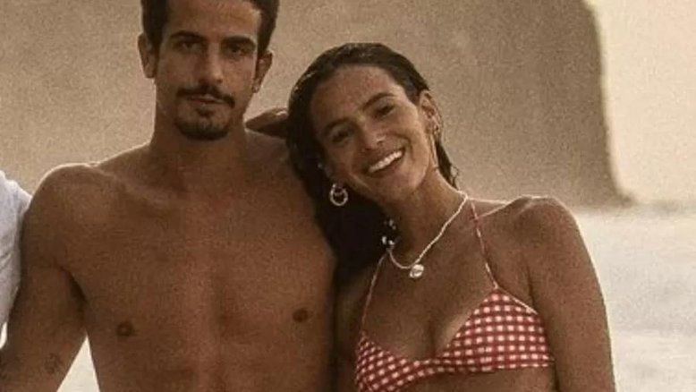 Bruna Marquezine e Enzo Celulari são vistos aos beijos em SP após término