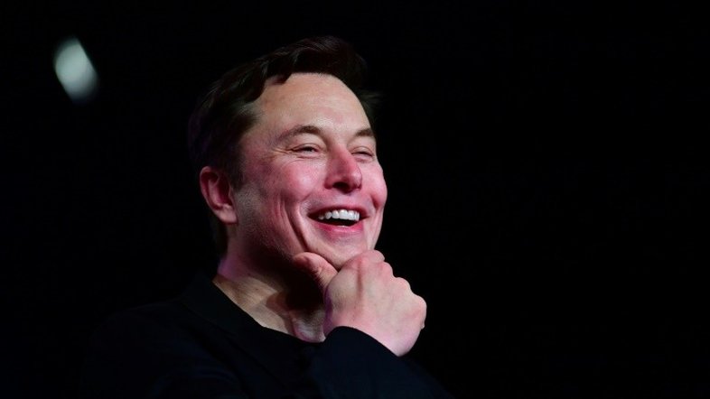 Musk pergunta no Twitter se deve vender 10% de suas ações na Tesla
