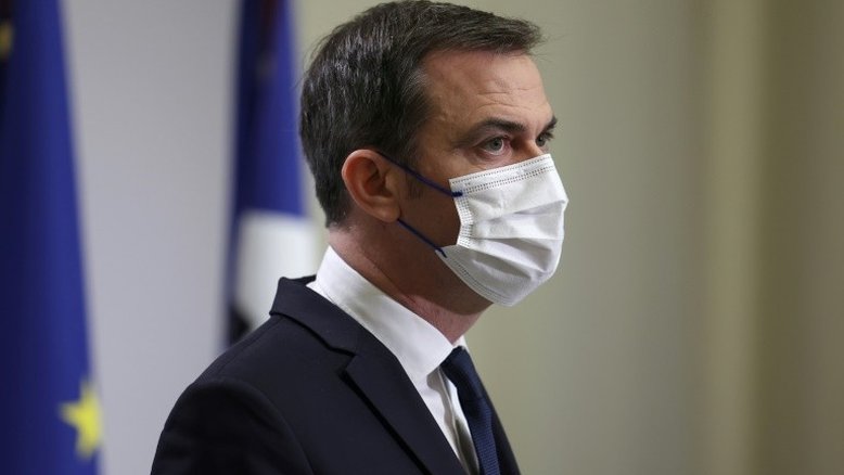 França aumenta restrições e reforça vacinação, mas descarta confinamento