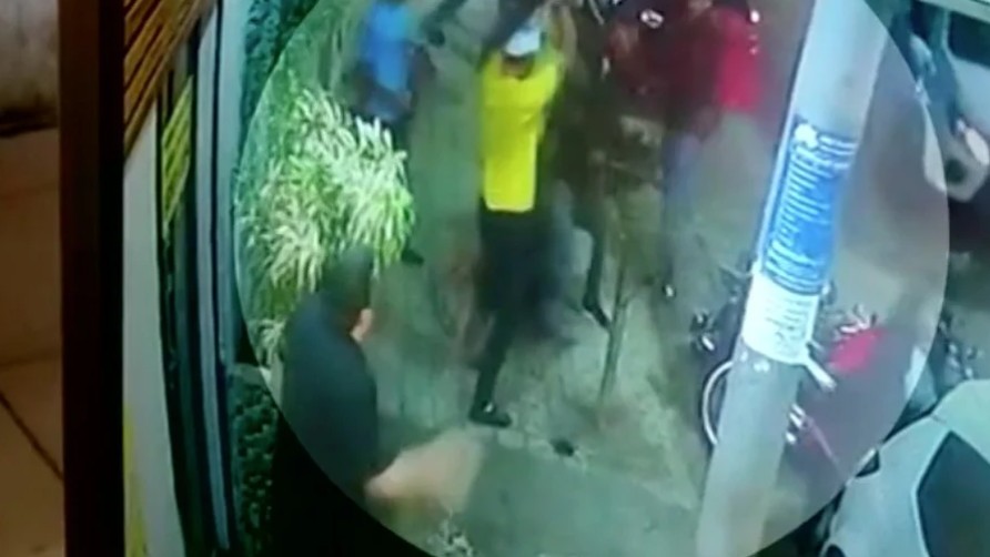 Vídeo: Após tentar usar arma de brinquedo para assalto, homem é espancado