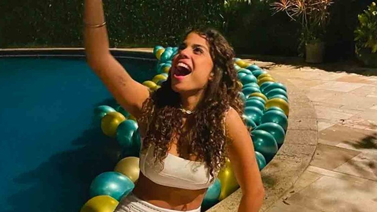 Clara Buarque, neta de Chico Buarque, completa 23 anos