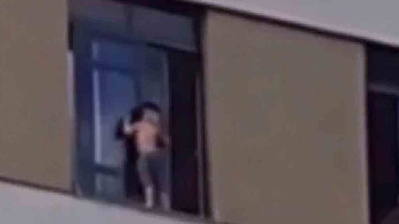 Criança de 2 anos anda em parapeito de prédio em Campo Grande