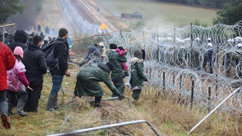 Ditador de Belarus usa refugiados como massa de manobra